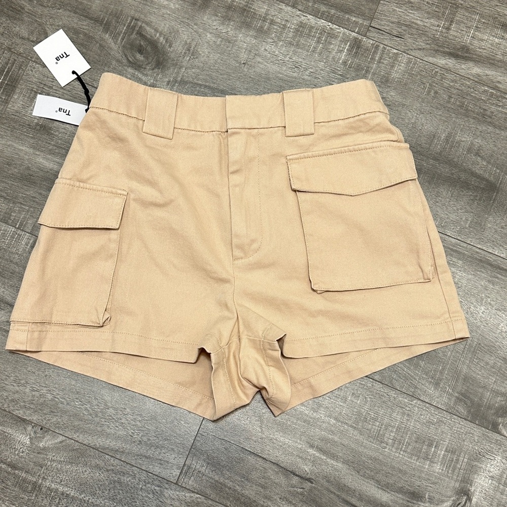 Aritzia cargo unbelted 3” shorts - Medium
